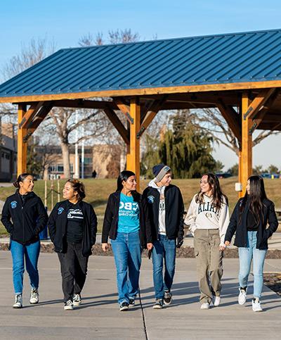 Students walking around 网赌正规真人实体在线平台's Pasco campus